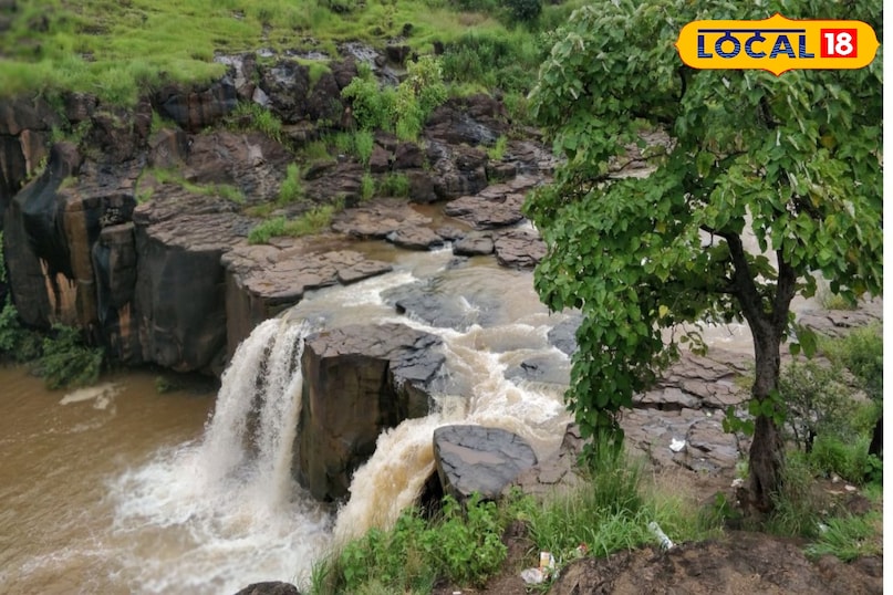 गोट्टम गुट्टा का सबसे बड़ा मुकुट रत्न यहाँ का एथिपोटाला झरना है। यह झरना घाटी में चट्टानी सीढ़ियों से नीचे गिरता है जो देखने में अत्यंत मनोरम लगता है। झरने की खास बात यह है कि यहाँ तक पहुँचने का रास्ता भी रोमांच से भरा है पर्यटकों को घने जंगल के बीच से होकर ट्रेकिंग करनी पड़ती है जो प्रकृति प्रेमियों के लिए किसी उपहार से कम नहीं है।