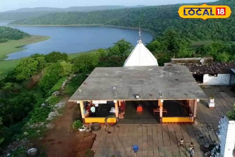 रोमांचक गतिविधियाँ और ट्रेकिंग साहसिक गतिविधियों के शौकीनों के लिए यह जगह स्वर्ग है। यहाँ सागौन के बागानों और शानदार चट्टानी इलाकों से होकर गुजरने वाले कई रास्ते हैं। पर्यटक यहाँ अपनी क्षमता के अनुसार आसान रास्तों या चुनौतीपूर्ण वन ट्रेकिंग का चुनाव कर सकते हैं। इसके अलावा यहाँ जंगलों में छिपे छोटे-छोटे प्राचीन मंदिर भी मिलते हैं जो इस प्राकृतिक यात्रा में एक सांस्कृतिक और आध्यात्मिक शांति का पुट जोड़ देते हैं। 