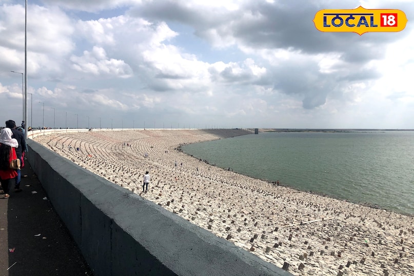 कोंडापोचम्मा सागर हैदराबाद से लगभग 50 किलोमीटर दूर यह विशाल जलाशय हाल के वर्षों में पिकनिक के लिए सबसे पसंदीदा जगह बनकर उभरा है। इसके बांध (Bund) पर लंबी ड्राइव और पानी का अंतहीन विस्तार आपको ताजगी से भर देगा। यहाँ भी कोई प्रवेश शुल्क नहीं है।