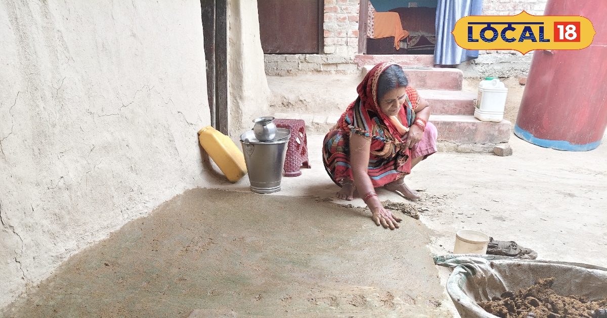 गोबर से फर्श लीपने की परंपरा I Mud house plastering