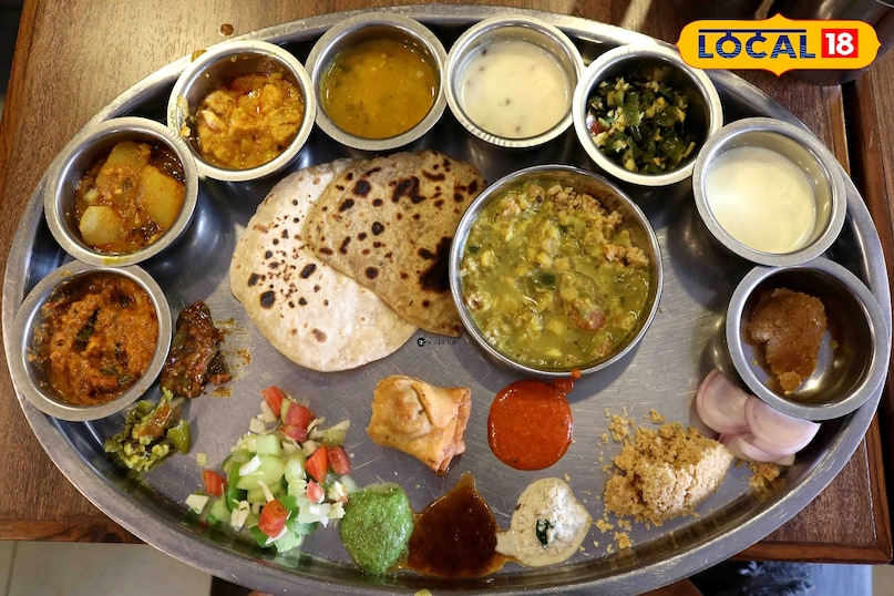 मारवाड़ी भोजनालय सुल्तान बाजार कोठी और सुल्तान बाजार के व्यस्त व्यावसायिक इलाकों के बीच स्थित यह भोजनालय शुद्ध शाकाहारी भोजन का पर्याय है। यहाँ का वातावरण आपको किसी राजस्थानी कस्बे के घर की याद दिला देगा। थाली में परोसे जाने वाले गट्टे की सब्जी, मोगर की दाल और बाजरे की रोटी का कॉम्बिनेशन सेहत और स्वाद का सही मिश्रण है। यहाँ का सात्विक खाना इसे परिवार के साथ आने के लिए बेहतरीन बनाता है।