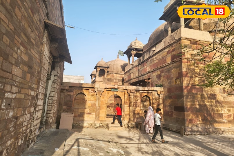 मखदूम जहानिया 52 खंबे मस्जिद