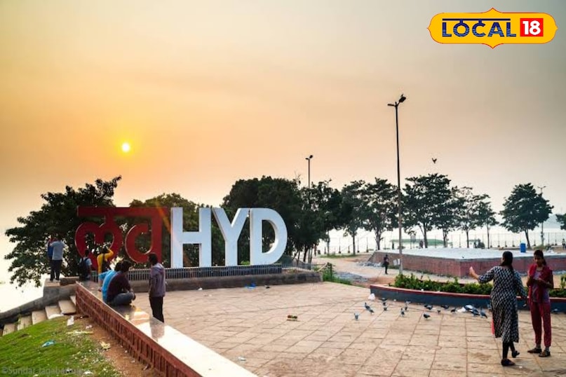 नेकलेस रोड यह सड़क अपने नाम की तरह ही हुसैन सागर के किनारे एक हार यानी Necklace  की तरह बिछी है। देर रात की शांत ड्राइव के लिए यह हैदराबाद की सबसे सुरक्षित और पसंदीदा जगह है। रास्ते में रुककर यहाँ के पीपल्स प्लाजा की ओर देखना न भूलें। 