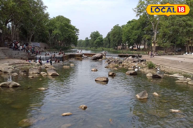 यह तस्वीर चित्रकूट के आरोग्य धाम की है. यहां गर्मी में बड़ी संख्या में पर्यटक पहुंचते है.और वहां से बहने वाले मां मंदाकिनी नदी के जल से स्नान करते है. यहां का नजारा गर्मी के समय में पिकनिक स्पॉट जैसा होता है.और लोग बड़ी मस्ती के साथ यहां स्नान करते है.