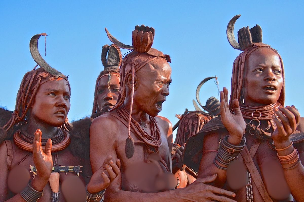 कभी नहीं नहातीं यहां की महिलाएं, शरीर पर लगाती हैं जानवरों की चर्बी, फिर भी कहलाती हैं सबसे खूबसूरत!