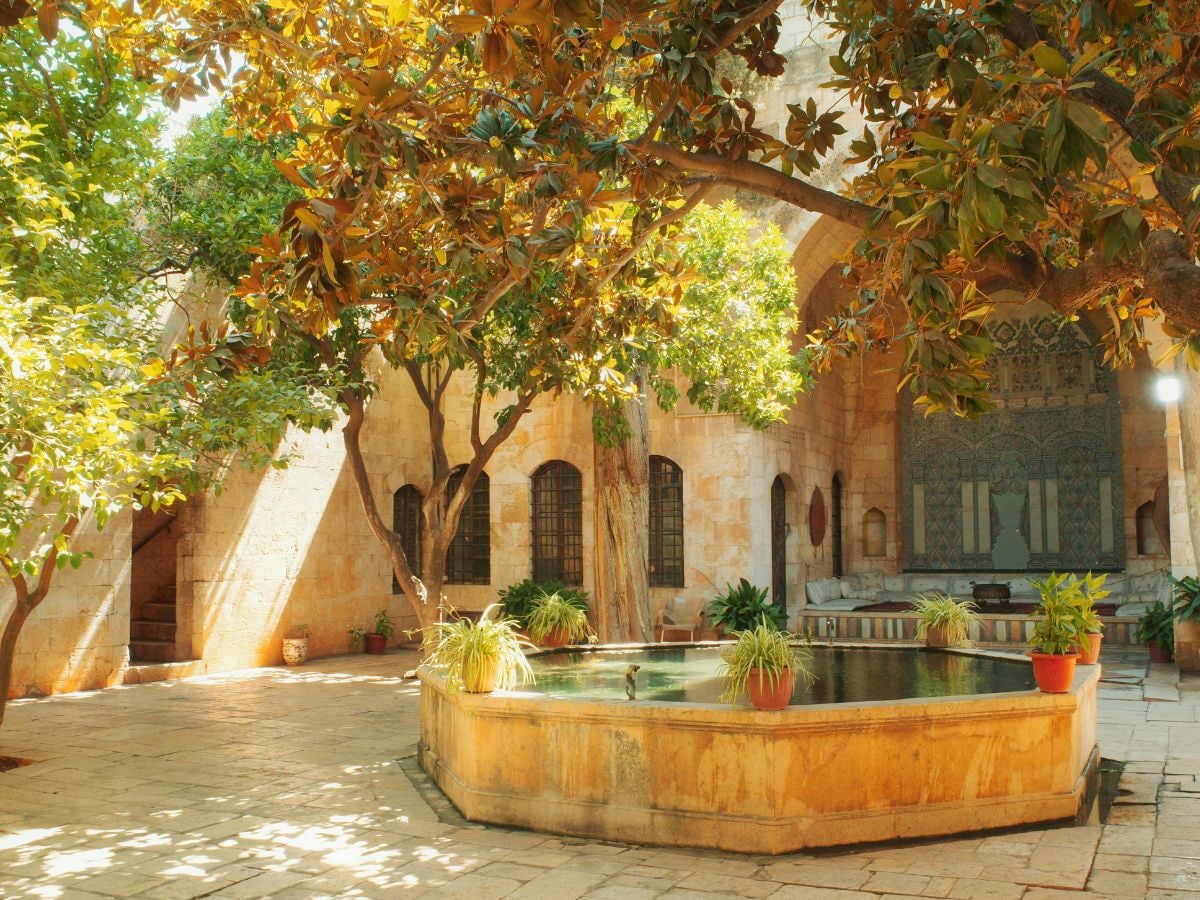 पुराने घरों में क्यों होता था आंगन, क्या ये बिना AC के भी रखता था घर को ठंडा? वजह है बेहद दिलचस्प