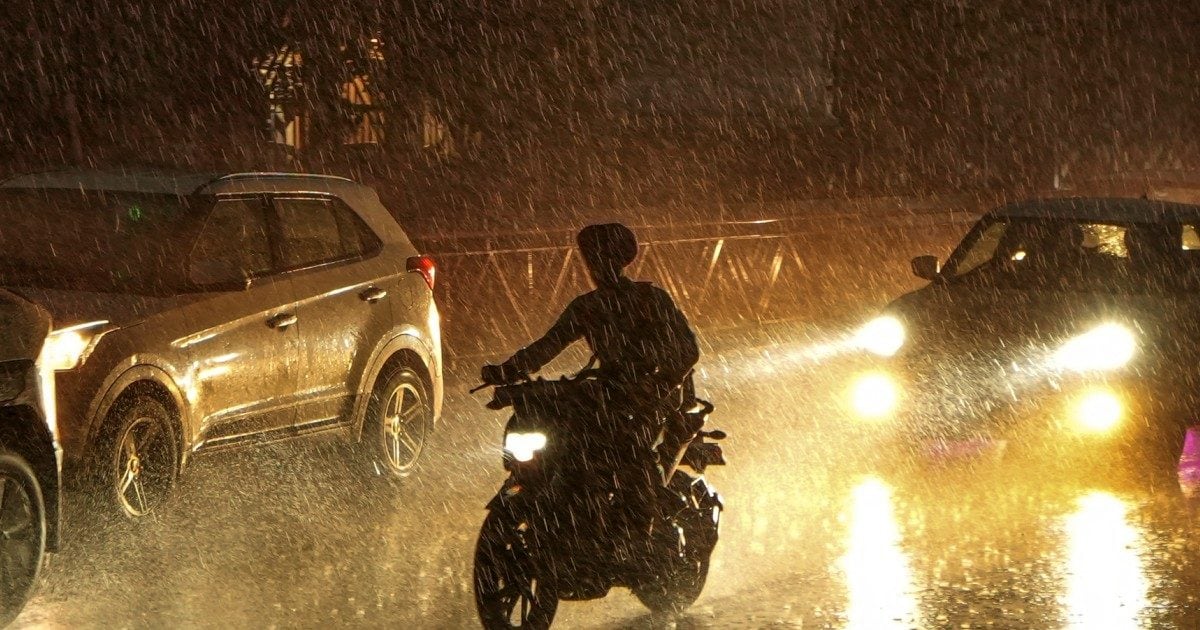 IMD का रेड अलर्ट: दिल्ली-NCR समेत इन राज्यों में अगले 48 घंटे भारी, आंधी-तूफान के साथ भारी बारिश की चेतावनी