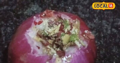 इस घरेलू नुस्खे के तहत सबसे पहले नीम के पत्तों को धोकर अलग रख लें. इसके बाद प्याज़ और लहसुन के छिलकों के साथ तेजपत्ता को मिक्सी में पीसकर पेस्ट बना लें. अलग से कपूर को भी पीसकर इसी मिश्रण में मिला दें. अब एक कढ़ाई में थोड़ा तेल गर्म करें और इस मिश्रण को करीब 10 मिनट तक भून लें. इसके बाद एक प्याज़ में गोल छेद कर उसमें यह पेस्ट भर दें. 