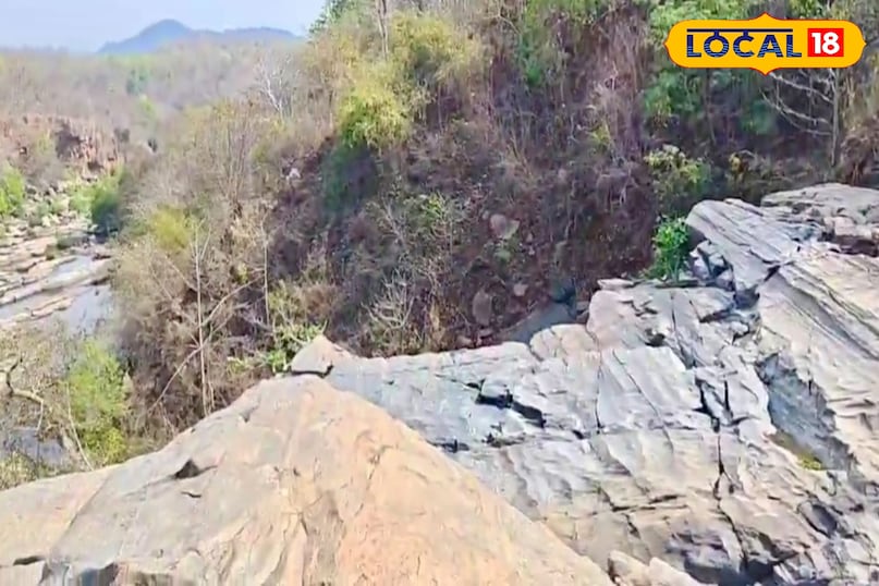 किताबों से भी खूबसूरत है कांति झरना, 200 फीट की ऊंचाई से गिरती है दूधिया धार IMG 20260415 WA0003 watermark 15042026 201459.jpg 2026 04 39d0bc0138d70cb533bac192d3ca28e4