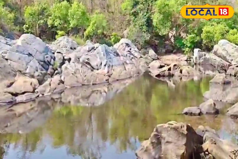 किताबों से भी खूबसूरत है कांति झरना, 200 फीट की ऊंचाई से गिरती है दूधिया धार IMG 20260415 WA0005 watermark 15042026 201500.jpg 2026 04 206fe9622fbd468e0fda3a15ae0b56cb