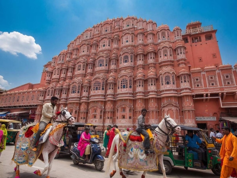 4. जयपुर, राजस्थान : आमेर किले में हाथी की सवारी और जंतर-मंतर पर मौजूद खगोलीय उपकरण बच्चों के लिए विज्ञान और इतिहास का एक बेहतरीन मेल पेश करते हैं. 'चोखी ढाणी' में राजस्थानी संस्कृति का अनुभव करना उनके लिए एक जादुई अनुभव साबित होता है.