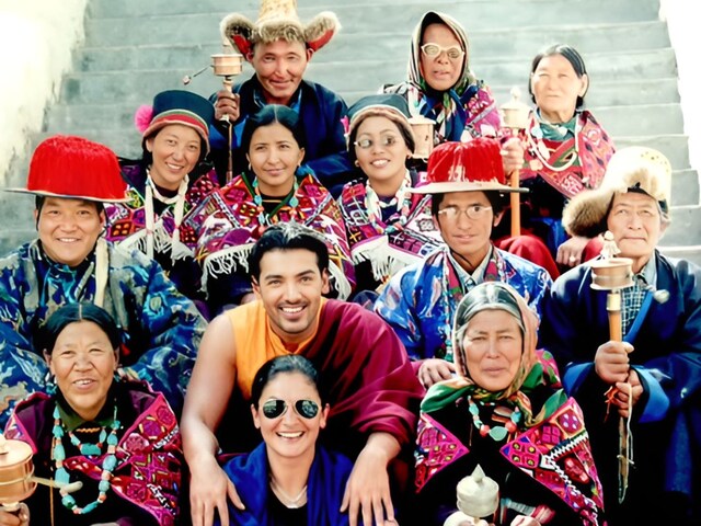 पूजा भट्ट ने शेयर की 23 साल पुरानी फोटो, दिखाया जॉन अब्राहम का अनदेखा अवतार 