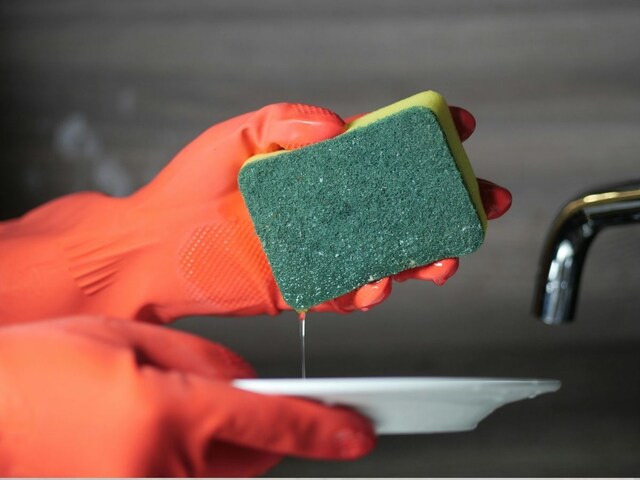 किचन में रखी ये चीज टॉयलेट सीट से भी ज्यादा गंदी, तुरंत सुधारें ये गलती 