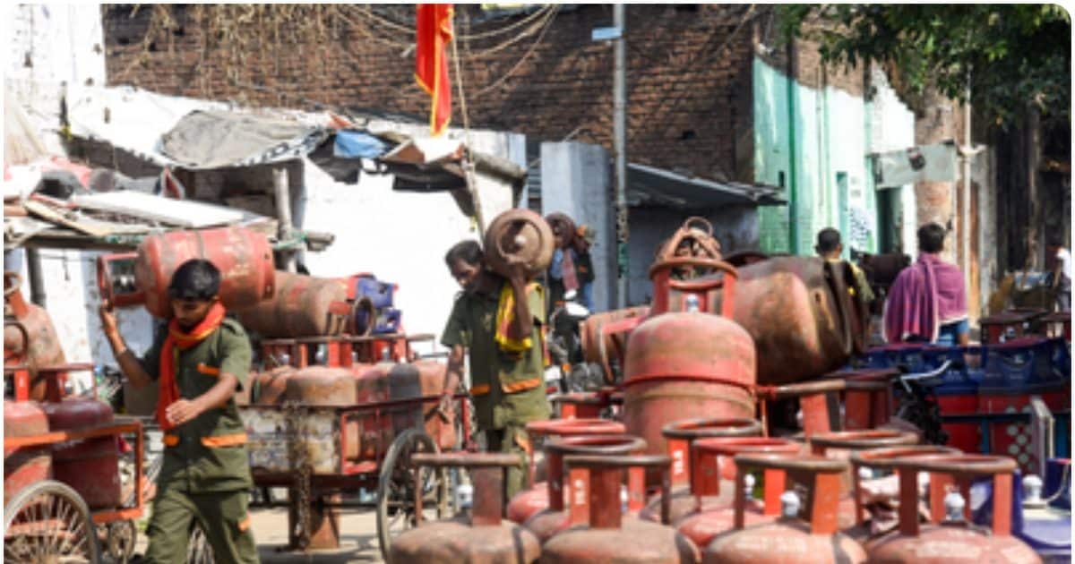 5 दिनों में चालू हुए 55 हजार PNG कनेक्शन, 5 किलो वाले 4.3 लाख गैस सिलेंडर बिके, देश में पेट्रोल-डीजल की कमी नहीं