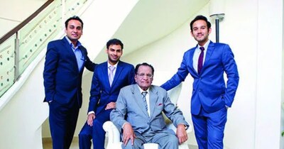 अपने पारिवारिक सदस्‍यों के साथ लछमन दास मित्‍तल. 