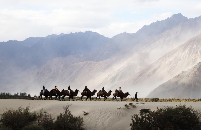 2 अप्रैल से लेह एयरपोर्ट पर रोज़ाना उड़ानों की संख्या 8 से बढ़ाकर 18 कर दी गई है. धीरे-धीरे इसमें और बढ़ोतरी की संभावना है. अब लेह का सीधा संपर्क दिल्ली,मुंबई, श्रीनगर और चंडीगढ जैसे बड़े शहरों से हो गया है. जल्द ही 2 और उड़ानें शुरू होने की उम्मीद है, जिससे यात्रियों को अपनी यात्रा की योजना बनाने में और सुविधा मिलेगी. उड़ानों की संख्या बढ़ने से ज्यादा पर्यटक आएंगे, जिससे स्थानीय लोगों को रोज़गार मिलेगा और पर्यटन को बढ़ावा मिलेगा. 2 अप्रैल से लेह एयरपोर्ट पर रोज़ाना उड़ानों की संख्या 8 से बढ़ाकर 18 कर दी गई है. धीरे-धीरे इसमें और बढ़ोतरी की संभावना है. अब लेह का सीधा संपर्क दिल्ली,मुंबई, श्रीनगर और चंडीगढ जैसे बड़े शहरों से हो गया है. जल्द ही 2 और उड़ानें शुरू होने की उम्मीद है, जिससे यात्रियों को अपनी यात्रा की योजना बनाने में और सुविधा मिलेगी. उड़ानों की संख्या बढ़ने से ज्यादा पर्यटक आएंगे, जिससे स्थानीय लोगों को रोज़गार मिलेगा और पर्यटन को बढ़ावा मिलेगा.