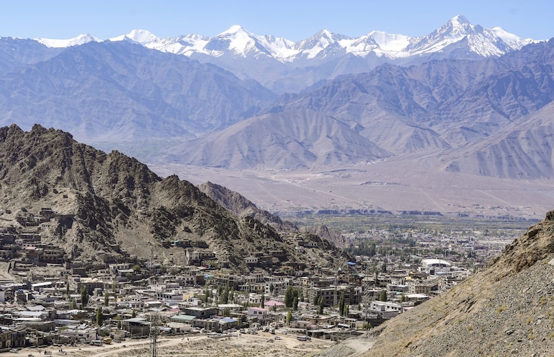 लेह जाने से पहले अपना परमिट जरूर बना लें. लेह यात्रा के लिए इनर लाइन परमिट (ILP) ऑनलाइन बनता. इसे पहले बना लें, ताकि आपको वहाँ किसी तरह की परेशानी न हो. लद्दाख पर्यावरण के हिसाब से बेहद संवेदनशील है. इसलिए वहां कुदरती चीजों का प्रयोग करें. प्लास्टिक उत्पादों से जितना संभव हो सके बचें. रियूजेबल बोतलों का इस्तेमाल करें ताकि लद्दाख की खूबसूरती में अपना योगदान दे सकें. लेह जाने से पहले अपना परमिट जरूर बना लें. लेह यात्रा के लिए इनर लाइन परमिट (ILP) ऑनलाइन बनता. इसे पहले बना लें, ताकि आपको वहाँ किसी तरह की परेशानी न हो. लद्दाख पर्यावरण के हिसाब से बेहद संवेदनशील है. इसलिए वहां कुदरती चीजों का प्रयोग करें. प्लास्टिक उत्पादों से जितना संभव हो सके बचें. रियूजेबल बोतलों का इस्तेमाल करें ताकि लद्दाख की खूबसूरती में अपना योगदान दे सकें.