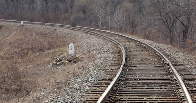 बदमाशों ने रेलवे ट्रैक पर पटरी का पुराना भारी टुकड़ा डाल दिया था. 