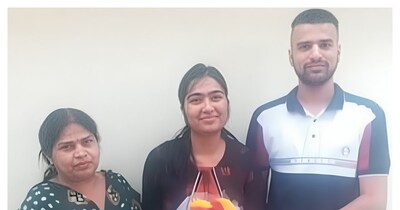 बिहार कैडर की नई आईएएस कुमुद मिश्रा अपने परिजनों के साथ