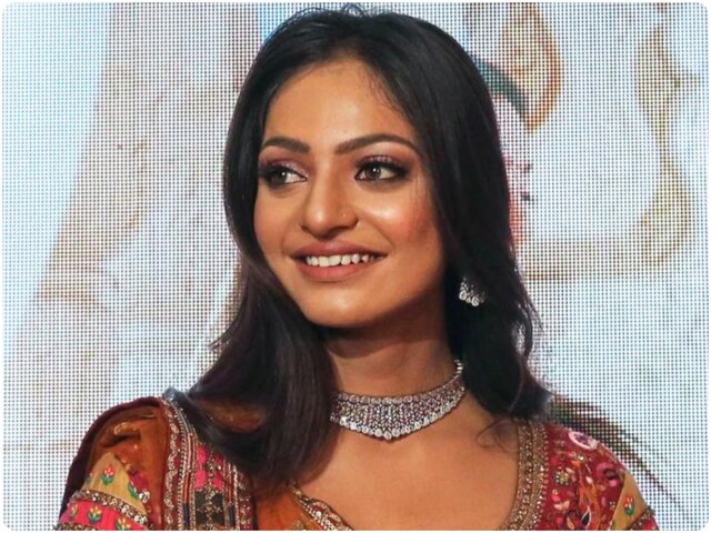 सेक्युलरिज्म के नाम पर हुई मोनालिसा की शादी? कुंभ मेले की वायरल गर्ल पर सियासत