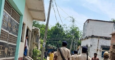 रघुनाथपुर थाना की टीम मौके पर पहुंचकर जांच में जुट गई है.