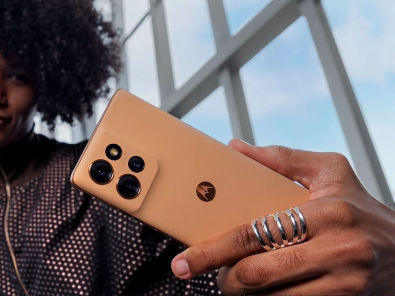 At the time of launch, the price of Motorola Edge 50 was ₹ 27,999, in which 8GB RAM and 256GB storage variant was available. But now this phone is available on Flipkart for ₹ 21,999, that is, a flat discount of ₹ 6,000 is being given.