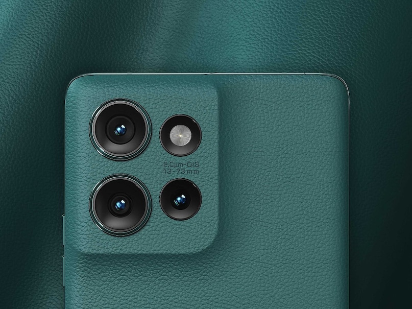 How are the specifications of Motorola Edge 50? Talking about the features, Motorola Edge 50 has a 6.67 inch POLED display, which comes with Super HD resolution. Its display is quite sharp and colorful, which makes the experience of watching videos and gaming better.