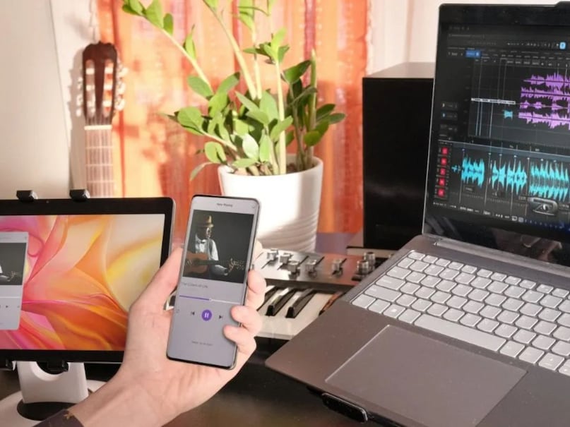 The phone has Qualcomm Snapdragon 7 Gen 1 Accelerated Edition processor, which performs well from daily tasks to gaming.