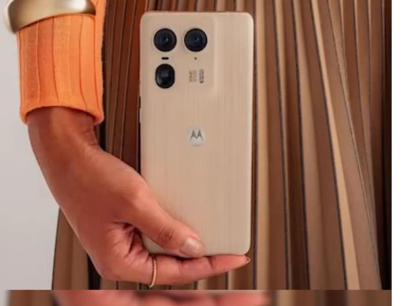 अब बात करें इसके फीचर्स की, तो यह फोन हाई-एंड स्पेसिफिकेशन के साथ आता है. इसमें 6.7 इंच का pOLED डिस्प्ले दिया गया है, जो 144Hz रिफ्रेश रेट और 2500 निट्स की पीक ब्राइटनेस सपोर्ट करता है. अब बात करें इसके फीचर्स की, तो यह फोन हाई-एंड स्पेसिफिकेशन के साथ आता है. इसमें 6.7 इंच का pOLED डिस्प्ले दिया गया है, जो 144Hz रिफ्रेश रेट और 2500 निट्स की पीक ब्राइटनेस सपोर्ट करता है.