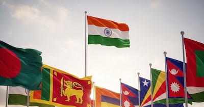 पड़ोसी देश भारत की ओर देख रहे हैं...