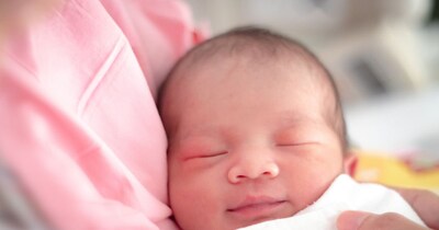 नवजात बच्चे अक्सर पिंकिश कलर के होते हैं. 