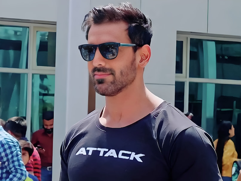 John Abraham Dhoom Success, John Abraham Career Analysis, Dhoom 2004 Villain Kabir, John Abraham Box Office Hits, Bollywood Career Turnaround, John Abraham Action Star, Yash Raj Films Dhoom, Villain vs Hero Roles, जॉन अब्राहम धूम रिकॉर्ड, विलेन बनकर चमकी किस्मत
