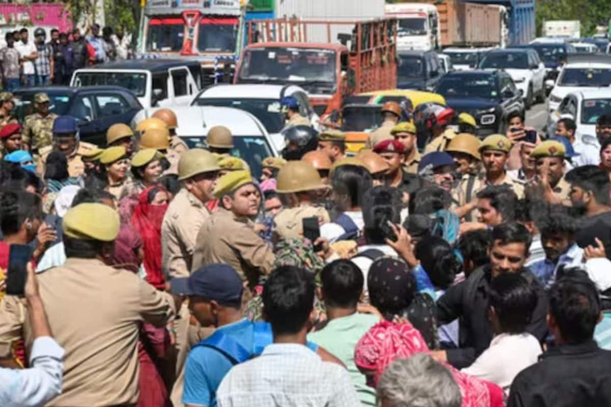 'एक बिस्कुट के पैकेट जितनी बढ़ी सैलरी, बच्‍चे कैसे पालूं?' नोएडा में उबल रहे मजदूरों की दर्दभरी दास्‍तां