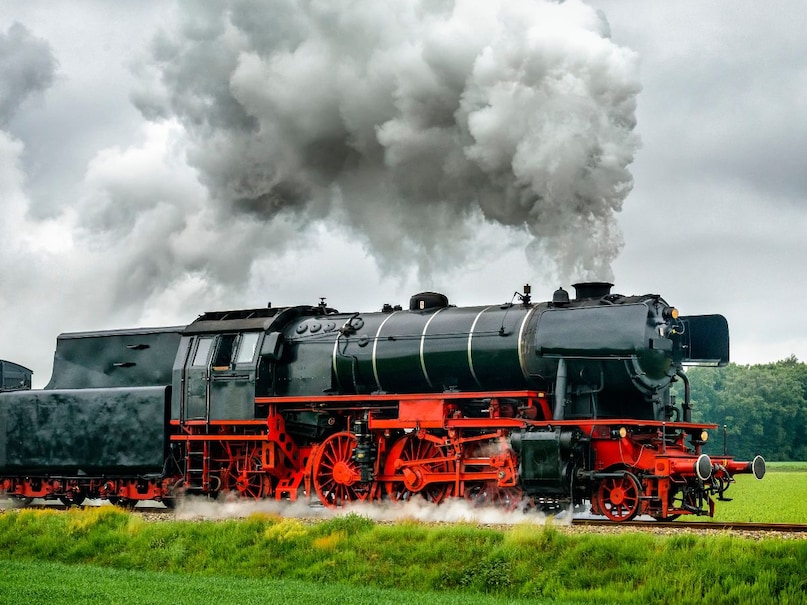 कनाडा : कनाडा में ट्रेन से सफ़र करते समय, आप विशाल चट्टानों, पहाड़ों और झीलों के शानदार मेल को देख सकते हैं. खासकर, रॉकी पहाड़ों से गुज़रने वाली ट्रेनें बहुत ज़्यादा मशहूर हैं.