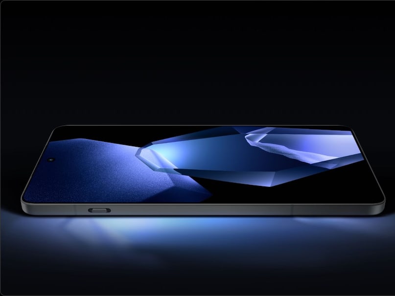 OnePlus 13R में कंपनी ने पावरफुल परफॉर्मेंस और प्रीमियम डिजाइन का बेहतरीन कॉम्बिनेशन दिया है. इसमें 6.78 इंच का 1.5K LTPO 4.1 AMOLED डिस्प्ले दिया गया है, जो 120Hz रिफ्रेश रेट और 4500 निट्स की पीक ब्राइटनेस सपोर्ट के साथ आता है.