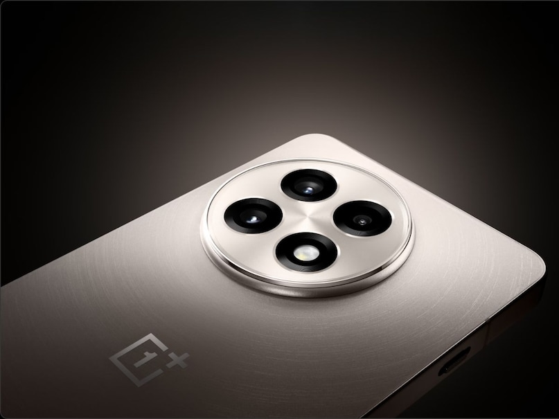 Many offers have been listed for the customers on Amazon. It has been revealed from the official page that from here, everything from premium phones to budget devices can be brought home at very low prices. Talking about the best deal available here, under 'Top Deal of the Week', customers are being given the opportunity to buy OnePlus 13R 5G at a very low price.