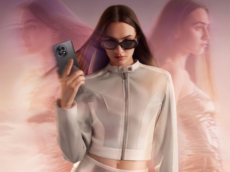 कैमरा, बैटरी दोनों दमदार- कैमरे की बात करें तो OnePlus 13R में ट्रिपल रियर कैमरा सेटअप दिया गया है. इसमें 50 मेगापिक्सल का प्राइमेरी कैमरा, 8 मेगापिक्सल का अल्ट्रा-वाइड लेंस और 50 मेगापिक्सल का टेलीफोटो शूटर शामिल है. इसके फ्रंट में 16 मेगापिक्सल का कैमरा दिया गया है, जिससे सेल्फी और वीडियो कॉलिंग का एक्सपीरिएंस काफी शानदार हो जाता है.