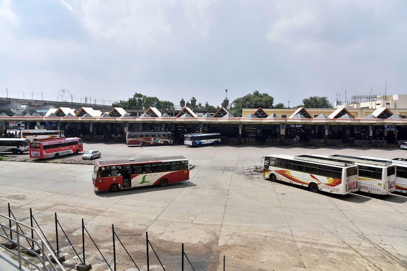 इस ISBT के बनने से दिल्ली में जाम कम होगा. यह लोगों को बाहरी राज्यों के लिए बेहतर कनेक्टिविटी देगा और इससे सरकार को अच्छी आमदनी भी होगी. इसके आवासीय हिस्से से 3,700 करोड़ और कमर्शियल से 1,400 करोड़ की कमाई का अनुमान है. इसे अगले 25 साल की जरूरतों को ध्यान में रखकर बनाया जा रहा है. अभी यह प्लानिंग में है और जल्द ही इसकी डीपीआर तैयार होगी. 