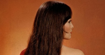 नई दिल्ली: बला की खूबसूरत हीरोइन 70 और 80 के दशक की सबसे ग्लैमरस और बोल्ड एक्ट्रेस थीं. उनका नाम आज भी बॉलीवुड के इतिहास में सुनहरे अक्षरों में दर्ज है. हम परवीन बॉबी की बात कर रहे हैं, जो उस दौर की एक्ट्रेस थीं, जब पर्दे पर हीरोइनें अक्सर ट्रेडिशनल साड़ियों में नजर आती थीं, लेकिन उन्होंने अपने मॉडर्न लुक और वेस्टर्न पहनावे से पूरी इंडस्ट्री की परिभाषा ही बदल दी. उनकी खूबसूरती और स्टाइल का जादू कुछ ऐसा था कि लोग उन्हें देखते ही रह जाते थे.(फोटो साभार: IMDb)