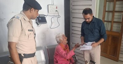 छपरा के DM वैभव श्रीवास्तव का मानवीय चेहरा, इंतजार कर रहे वृद्ध से खुद जाकर मिले