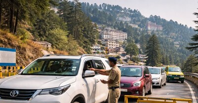 शिमला की संकरी सड़कों पर वाहनों की बढ़ती संख्या से पैदल यात्रियों की सुरक्षा खतरे में पड़ रही है.