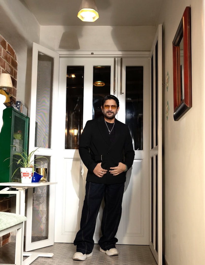 Arshad Warsi, Arshad Warsi struggle story, Happy birthday Arshad Warsi, Arshad Warsi unknown Facts, Arshad Warsi parents, how Arshad Warsi come in bollywood, how Jaya Bachchan changed Arshad Warsi destiny, Arshad Warsi hit Films, अरशद वारसी, अरशद वारसी की संघर्ष कहानी, अरशद वारसी के अज्ञात तथ्य, अरशद वारसी के माता-पिता, अरशद वारसी बॉलीवुड में कैसे आए, जया बच्चन ने अरशद वारसी की किस्मत कैसे बदली, अरशद वारसी की हिट फिल्में