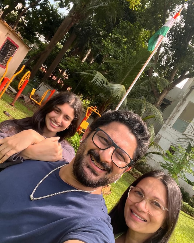 Arshad Warsi, Arshad Warsi struggle story, Happy birthday Arshad Warsi, Arshad Warsi unknown Facts, Arshad Warsi parents, how Arshad Warsi come in bollywood, how Jaya Bachchan changed Arshad Warsi destiny, Arshad Warsi hit Films, अरशद वारसी, अरशद वारसी की संघर्ष कहानी, अरशद वारसी के अज्ञात तथ्य, अरशद वारसी के माता-पिता, अरशद वारसी बॉलीवुड में कैसे आए, जया बच्चन ने अरशद वारसी की किस्मत कैसे बदली, अरशद वारसी की हिट फिल्में