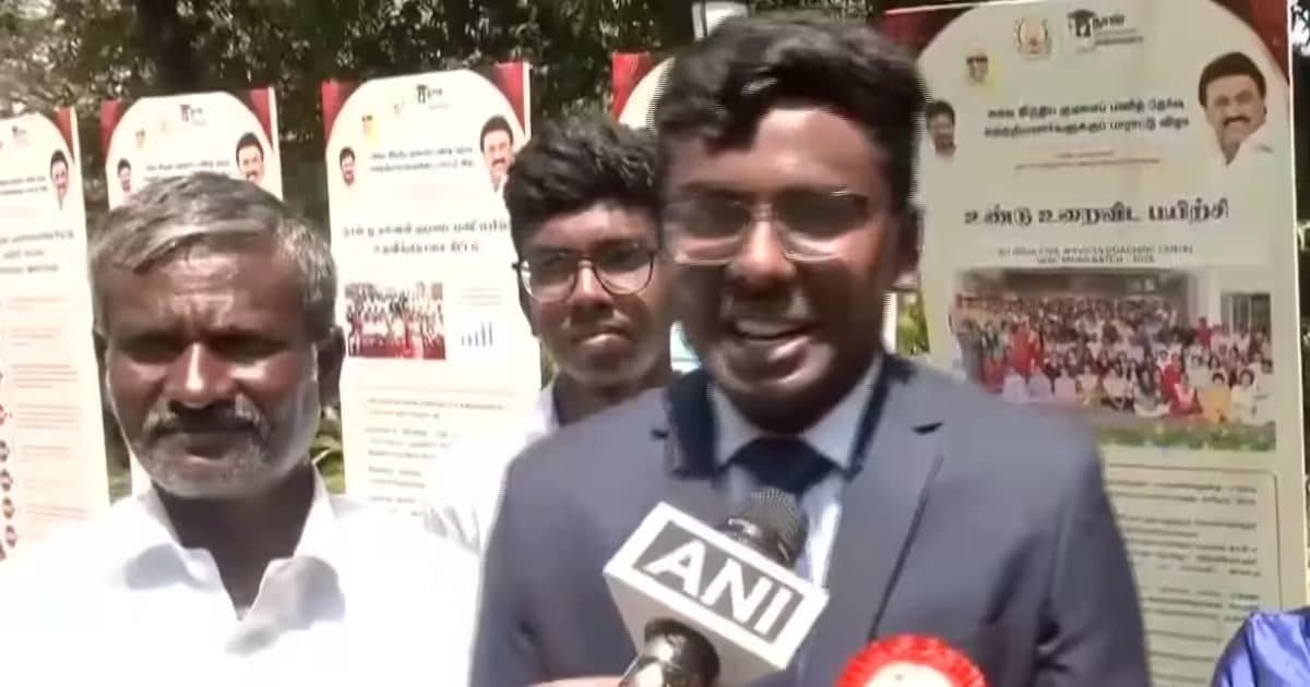 UPSC Success Story: पिता दिहाड़ी मजदूर, बेटा पहले प्रयास में बना अफसर, तमिल मीडियम से की थी पढ़ाई