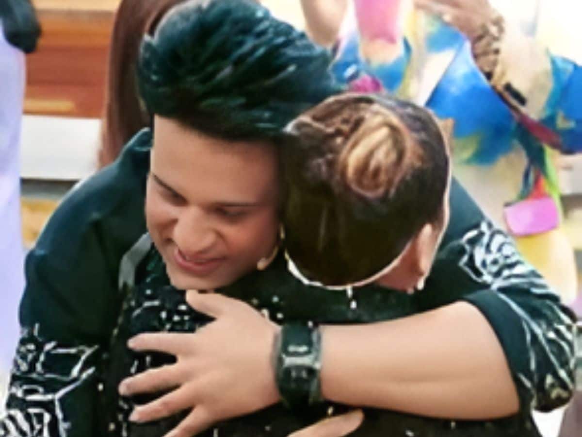When Krishna Abhishek apologized to his aunt by holding his feet, Sunita hugged him
