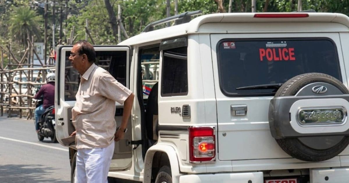 TMC नेता की जी हुजूरी पुलिस को पड़ी भारी, सरकारी गाड़ी में बैठाकर नामाकन करने ले गए, ECI ने