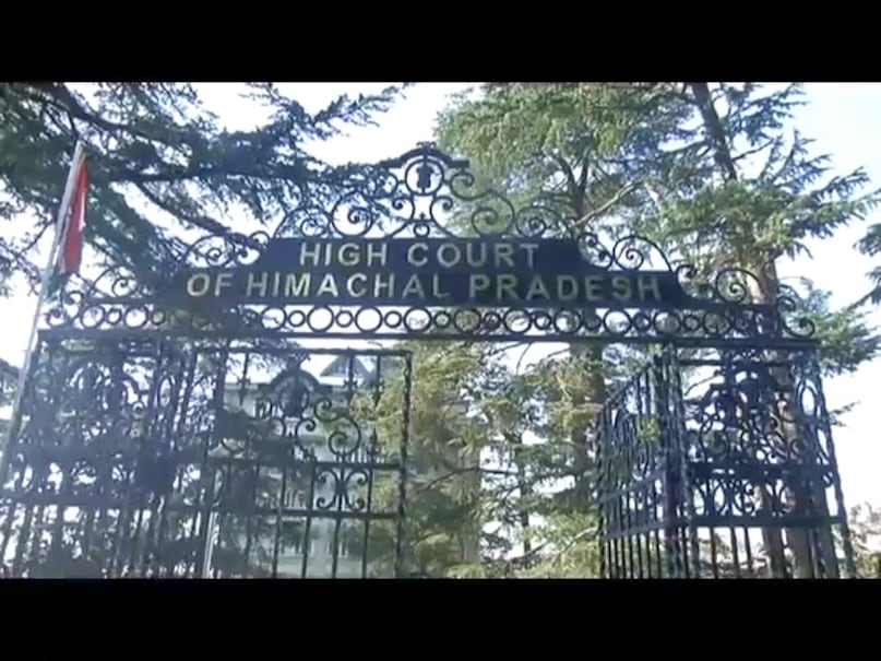 शिमला: हरे-भरे पहाड़, औपनिवेशिक वास्तुकला और ठंडा मौसम इस जगह को परिवार और दोस्तों के साथ घूमने के लिए एक बेहतरीन विकल्प बनाते हैं.