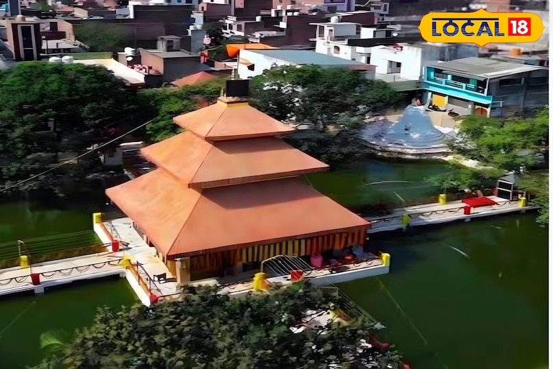 बरेली के बिहार कॉलोनी क्षेत्र में स्थित पशुपतिनाथ मंदिर (जगमोहनेश्वर मंदिर) का इतिहास काफी आधुनिक और प्रेरणादायक है. यह मंदिर नेपाल के काठमांडू स्थित सुप्रसिद्ध पशुपतिनाथ मंदिर की तर्ज पर बनाया गया है. इसके निर्माण का संकल्प 1988 में एक श्रद्धालु व्यापारी श्री जगमोहन सिंह ने लिया था. कई वर्षों के संघर्ष के बाद, वर्ष 2001 में इसका निर्माण कार्य शुरू हुआ. मंदिर के मुख्य शिवलिंग की स्थापना 3 मार्च 2002 को जगतगुरु शंकराचार्य स्वरूपानंद सरस्वती के सानिध्य में की गई थी. यह पीलीभीत बाईपास के पास स्थित है.