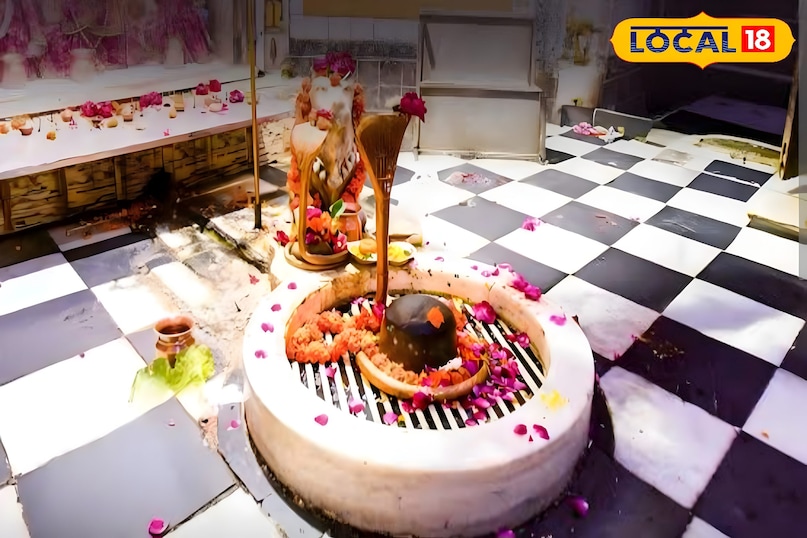 इतना ही नहीं यहां के शिवलिंग के बारे में यह प्रसिद्ध है कि यह दिन में तीन बार अपना रंग बदलता है. स्थानीय लोगों का अटूट विश्वास है कि यह सिद्ध पीठ बरेली शहर को प्राकृतिक आपदाओं से सुरक्षित रखता है. पांचाल नरेश द्रुपद की पुत्री द्रौपदी ने भी यहां भगवान शिव की विधिवत पूजा-अर्चना की थी. कहा जाता है कि विदेशी हमलावरों और मुगल शासकों ने कई बार इन मंदिरों को निशाना बनाने की कोशिश की, लेकिन ईश्वरीय शक्ति के आगे वे हमेशा विफल रहे और मंदिर की एक ईंट भी नहीं हटा सके.