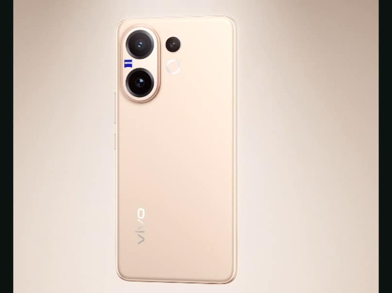 कैमरा है सबसे पावरफुल- कैमरा के मामले में भी यह फोन काफी मजबूत है. इसमें ZEISS के साथ को-इंजीनियर्ड ट्रिपल रियर कैमरा सेटअप दिया गया है, जिसमें 50MP का प्राइमरी कैमरा OIS के साथ, 50MP टेलीफोटो लेंस और 8MP अल्ट्रावाइड सेंसर शामिल है. वहीं, फ्रंट में 50MP का सेल्फी कैमरा मिलता है, जिससे क्लियर और डिटेल्ड फोटो क्लिक किए जा सकते हैं. कैमरा है सबसे पावरफुल- कैमरा के मामले में भी यह फोन काफी मजबूत है. इसमें ZEISS के साथ को-इंजीनियर्ड ट्रिपल रियर कैमरा सेटअप दिया गया है, जिसमें 50MP का प्राइमरी कैमरा OIS के साथ, 50MP टेलीफोटो लेंस और 8MP अल्ट्रावाइड सेंसर शामिल है. वहीं, फ्रंट में 50MP का सेल्फी कैमरा मिलता है, जिससे क्लियर और डिटेल्ड फोटो क्लिक किए जा सकते हैं.